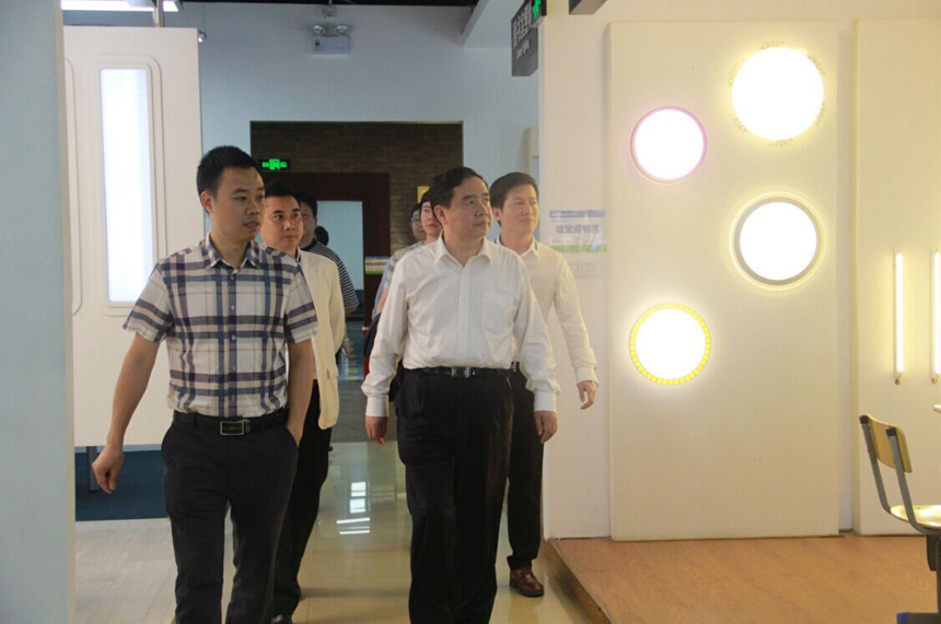 参观展厅.jpg 参观展厅.jpg